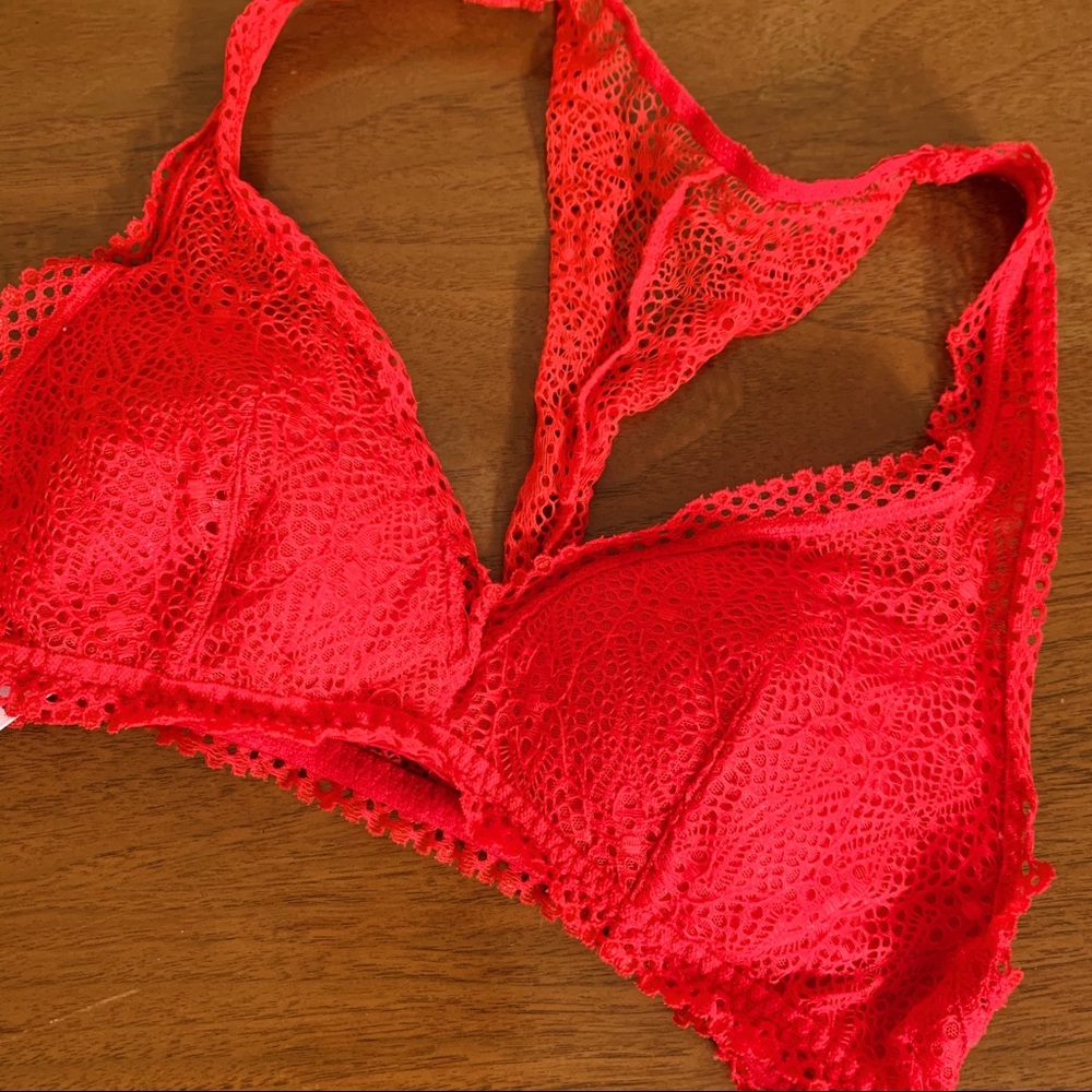 Red Bra - Picture 4 of 4